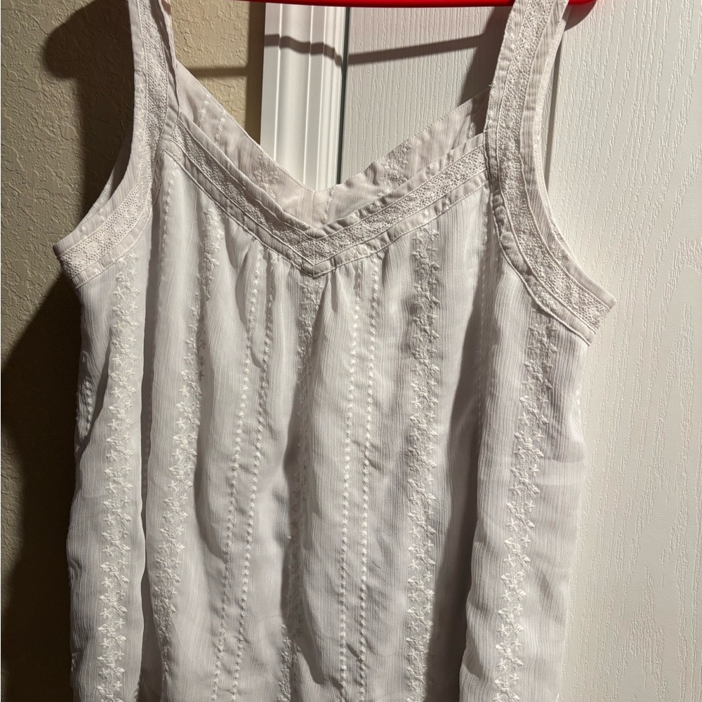 Torrid Sz1 White Embroidered VNeck and Back Women's Flowy Tank